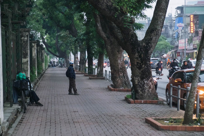 Hà Nội lắp barie ngăn xe máy tràn lên vỉa hè, giờ tan tầm nhiều phương tiện vẫn lao vun vút Hà Nội lắp barie ngăn xe máy tràn lên vỉa hè, giờ tan tầm nhiều phương tiện vẫn lao vun vút